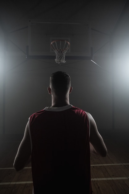 Portrait de basketteur devant le dos devant un panier