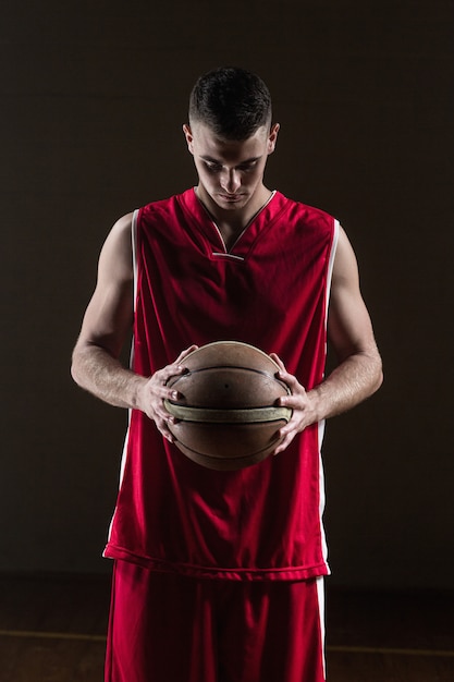 Portrait de basketteur tenant un ballon