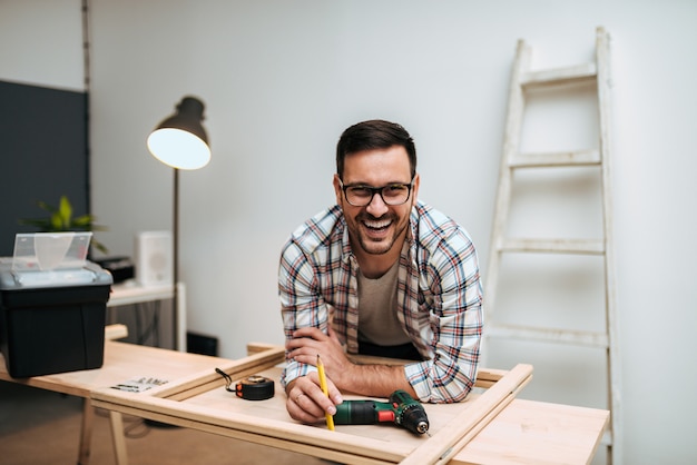 Portrait de beau artisan souriant.