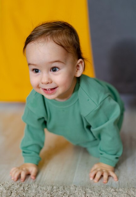 Portrait d'un beau bambin Curieux petit garçon étudiant dans la chambre de la crèche