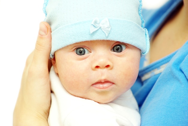 Portrait d'un beau bébé sur un blanc