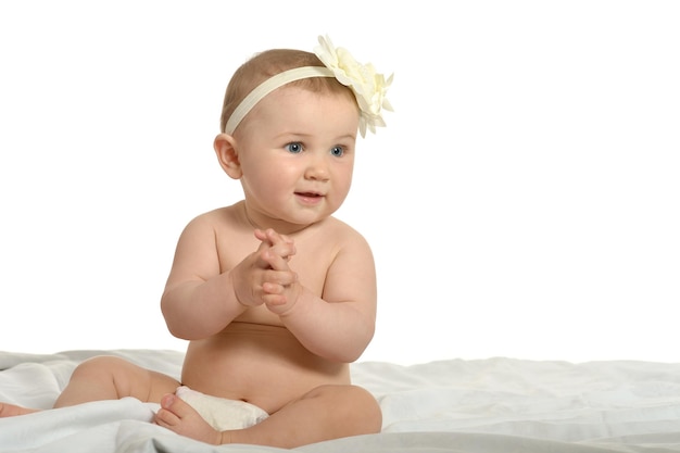 Portrait de beau bébé mignon avec la fleur sur sa tête