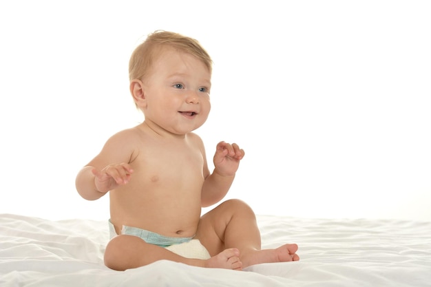 Portrait d'un beau bébé mignon sur fond blanc