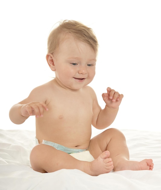 Portrait d'un beau bébé mignon sur fond blanc