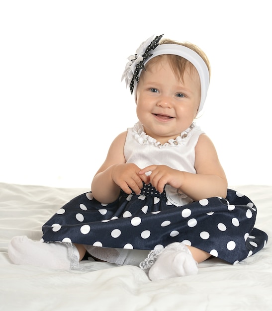 Portrait de beau bébé en robe mignonne avec une fleur sur la tête