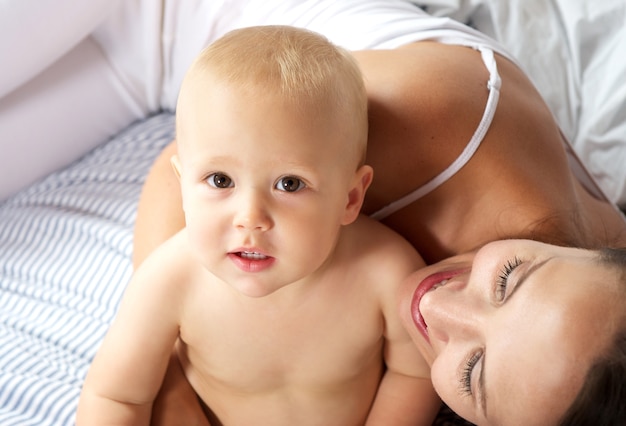 Portrait d&#39;un beau bébé avec sa mère