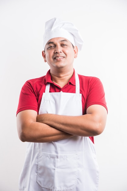 Portrait de beau chef indien posant tout en faisant des activités