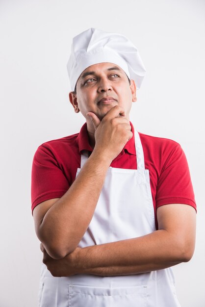 Portrait de beau chef indien posant tout en faisant des activités