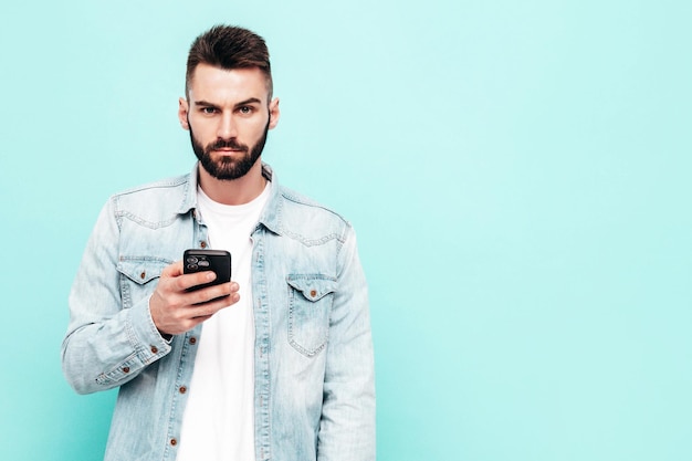 Portrait, de, beau, confiant, modèle, sexy, élégant, homme, mode, hipster, mâle, poser, près, mur, dans, studio, isolé