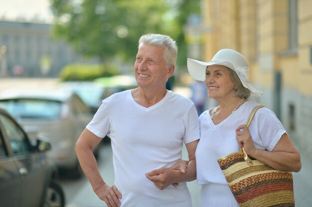 Portrait d'un beau couple d'âge mûr dans la ville