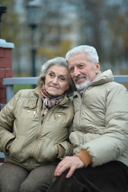 Portrait d'un beau couple d'âge mûr heureux marchant