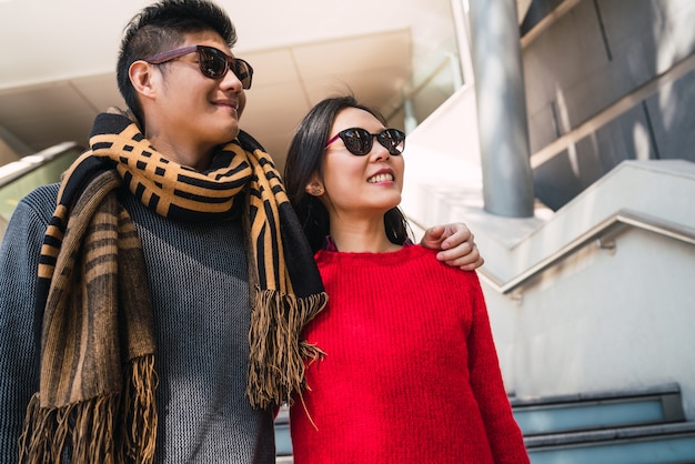 Portrait de beau couple asiatique, profiter du shopping et s'amuser ensemble dans le centre commercial. Concept d'amour et de magasin.