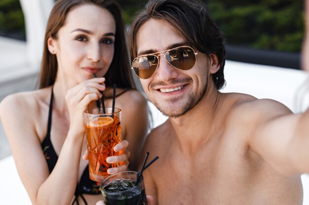 Portrait, beau, couple, cocktail