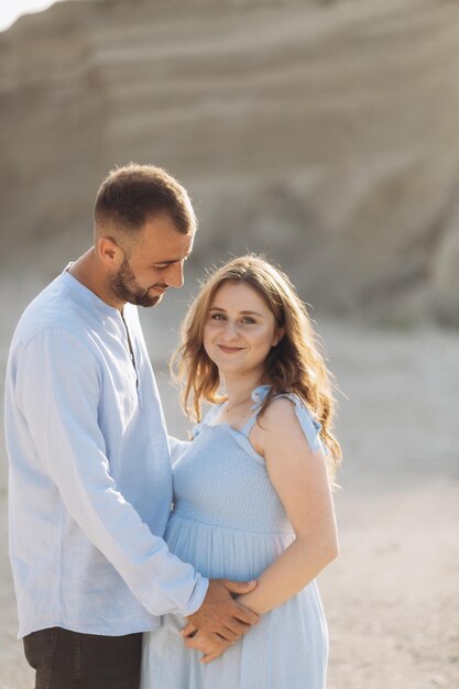 Portrait d'un beau couple debout ensemble sur le green