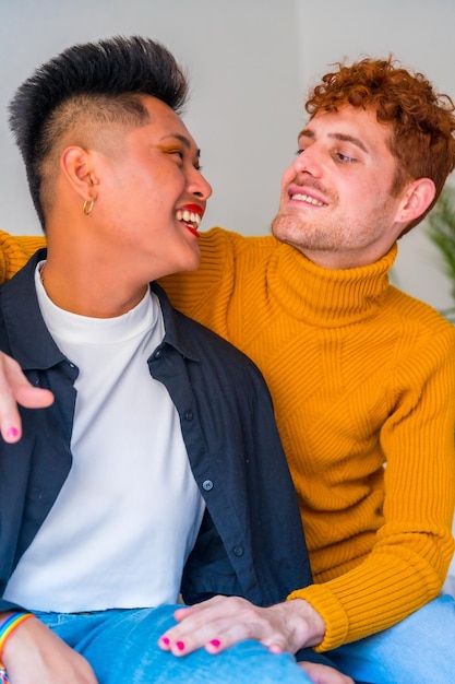 Portrait d'un beau couple gay maquillé souriant à l'intérieur à la maison concept lgbt