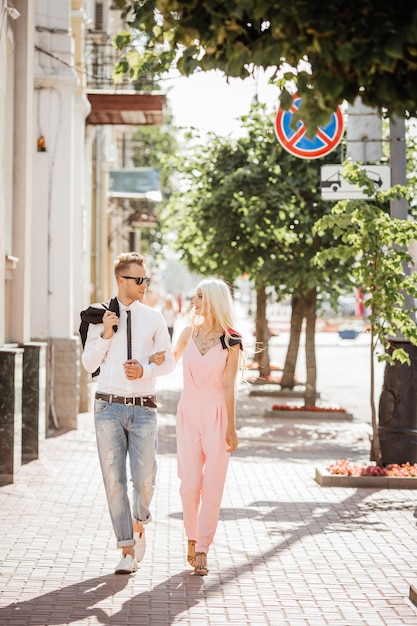 Portrait d'un beau couple marchant dans la rue en été