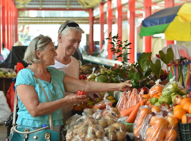 Portrait de beau couple de personnes âgées au marché