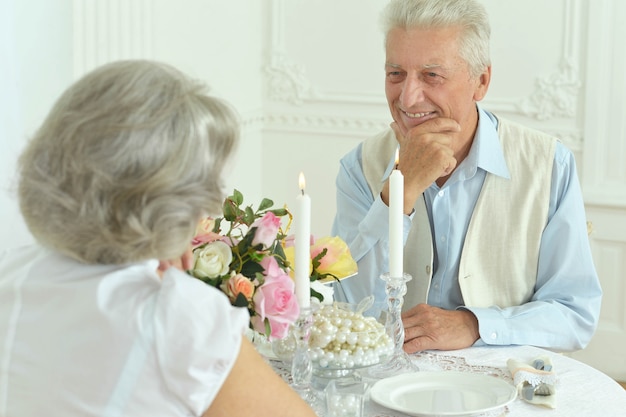 Portrait de beau couple de personnes âgées à la date