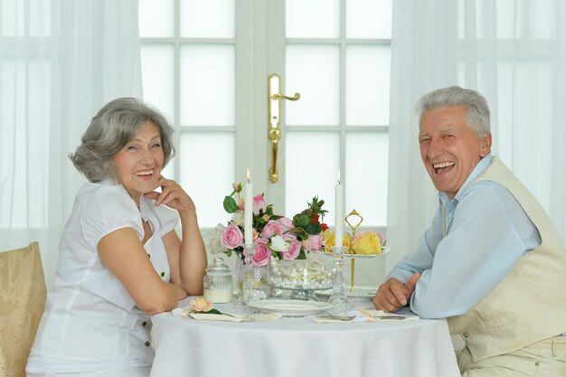 Portrait de beau couple de personnes âgées à la date