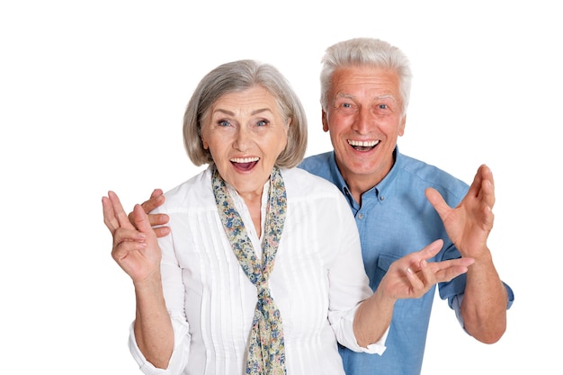 Portrait de beau couple de personnes âgées sur fond blanc