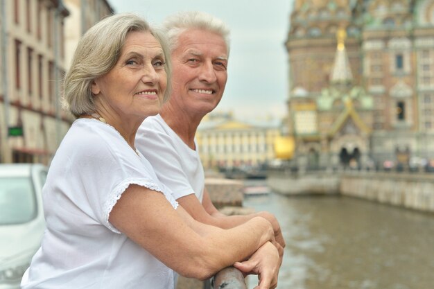 Portrait d'un beau couple de personnes âgées en plein air