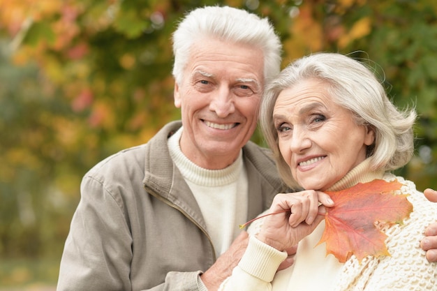 Portrait d'un beau couple de personnes âgées souriant dans le parc