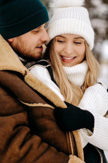 portrait d'un beau couple profitant de l'hiver