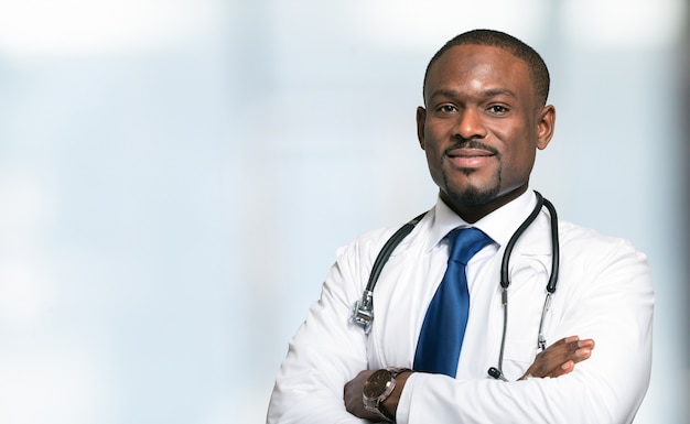 Portrait d&#39;un beau docteur souriant