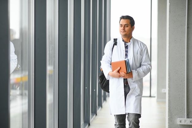 Portrait d'un beau étudiant indien en médecine Le concept de l'enseignement supérieur