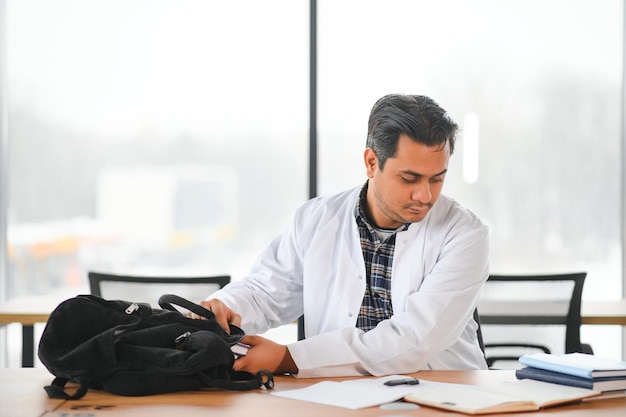 Portrait d'un beau étudiant indien en médecine Le concept de l'enseignement supérieur