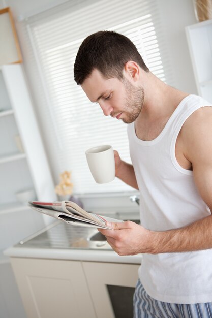 Portrait, de, a, beau, homme, boire, café, lecture, les, nouvelles