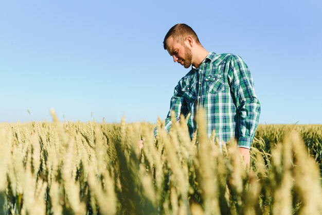 Portrait d'un beau jeune biologiste ou agronome.