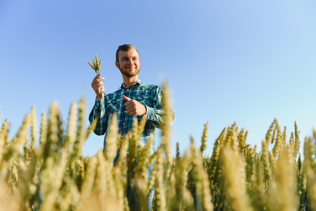 Portrait d'un beau jeune biologiste ou agronome.