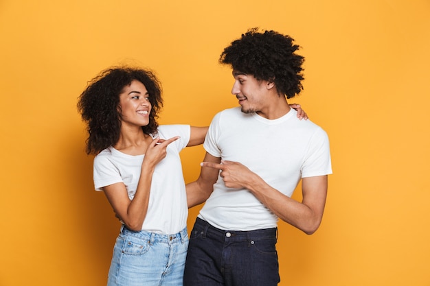 Portrait d'un beau jeune couple afro-américain pointant du doigt