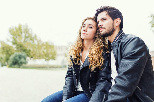 Portrait de beau jeune couple dans le parc.