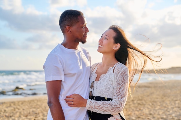 Portrait d'un beau jeune couple heureux sur la plage