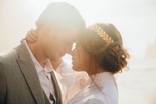 Portrait de beau jeune couple de mariage avec les yeux fermés