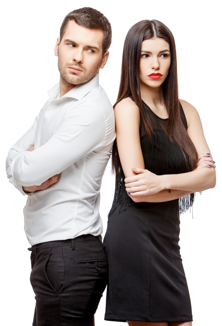 Photo portrait d'un beau jeune couple souriant heureux
