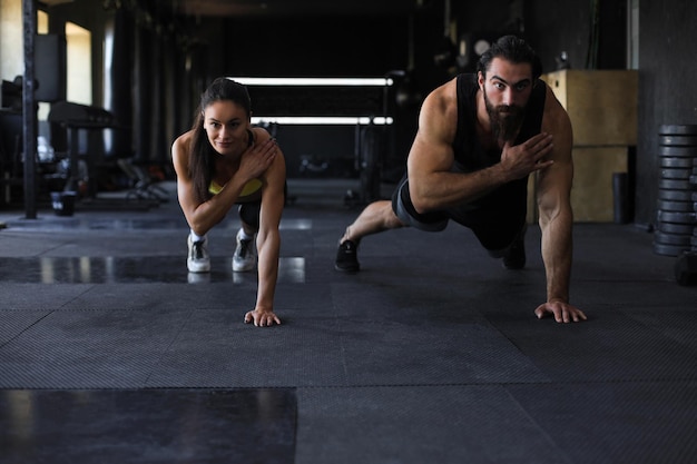 Portrait de beau jeune couple sportif sur une position de planche