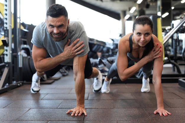 Portrait de beau jeune couple sportif sur une position de planche.