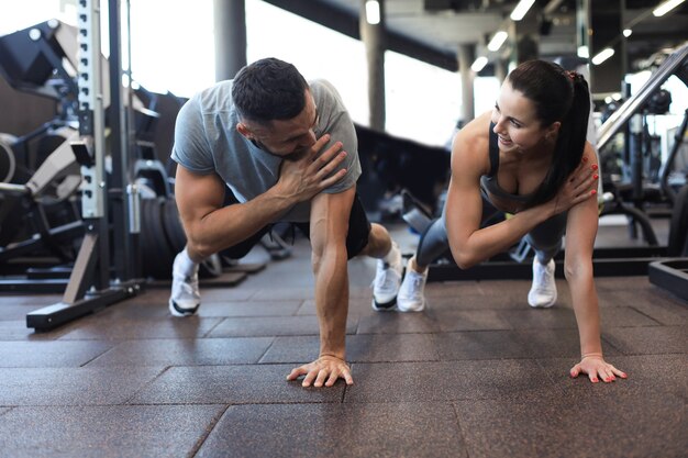 Portrait de beau jeune couple sportif sur une position de planche.