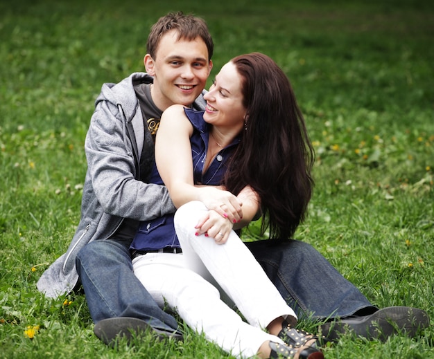 Portrait de beau jeune couple