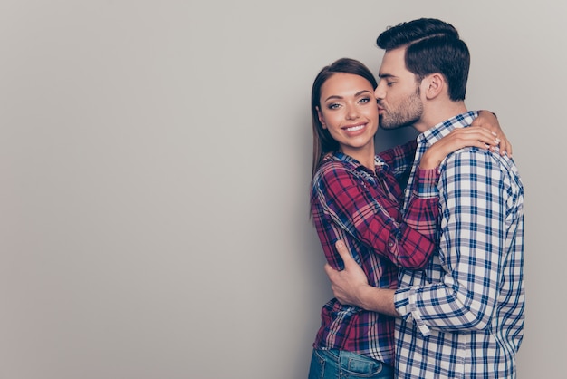 Portrait de beau jeune couple