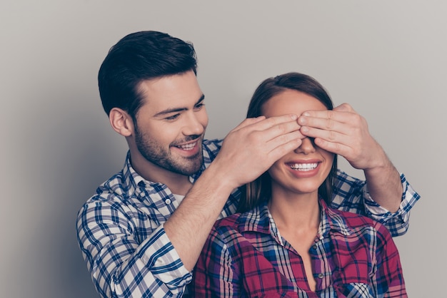 Portrait de beau jeune couple