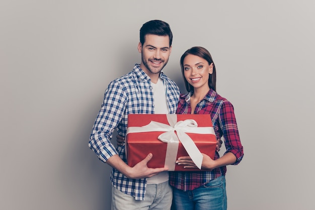 Portrait de beau jeune couple