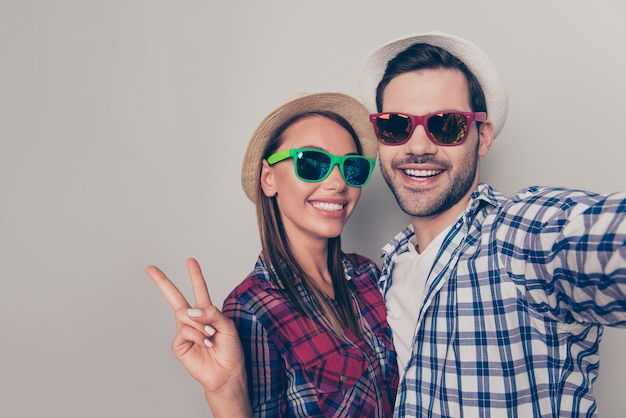 Portrait de beau jeune couple