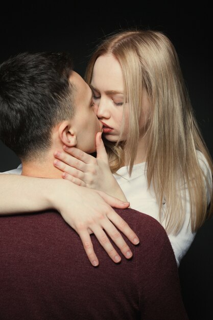 Portrait d&#39;un beau jeune couple.