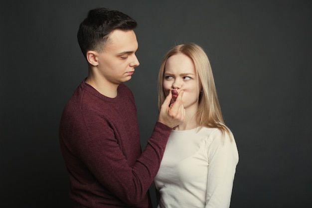 Portrait d&#39;un beau jeune couple.