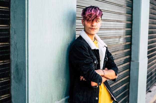 Portrait d'un beau et jeune garçon adolescent avec un style de cheveux alternatif à la diversité violette - concept d'âge étudiant des gens modernes