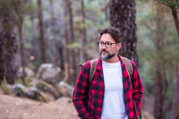 Portrait de beau jeune homme adulte marchant dans les bois